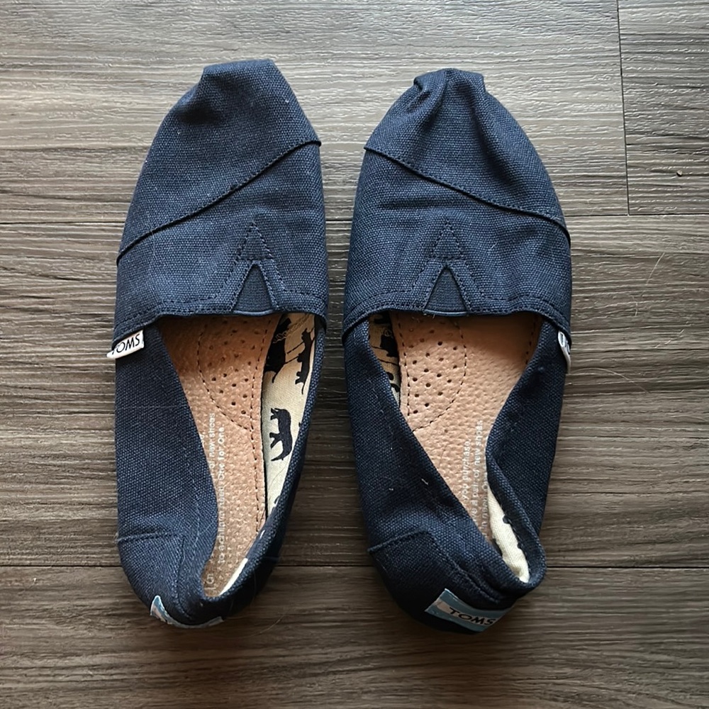Dark blue Toms